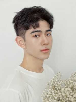 中分男生发型怎么弄（中分男生发型怎么弄好看）