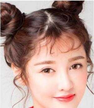 圆脸发型怎么扎显脸小（圆脸头发怎么扎双丸子头）