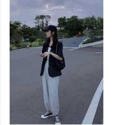 运动裤 配什么上衣（运动裤配什么上衣好看）