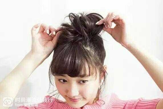 高高的丸子头怎么扎（怎样扎高高的丸子头）