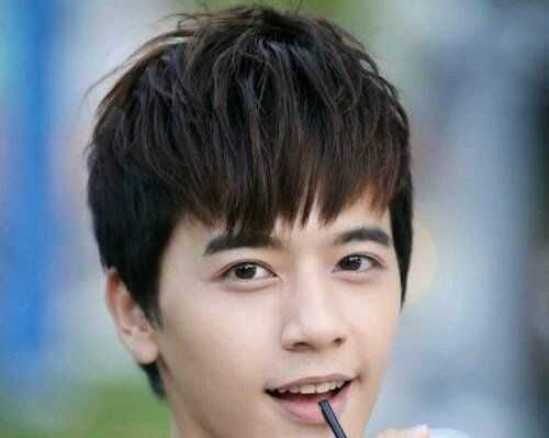 齐刘海长了怎么弄好看些,男刘海长了怎么自己剪