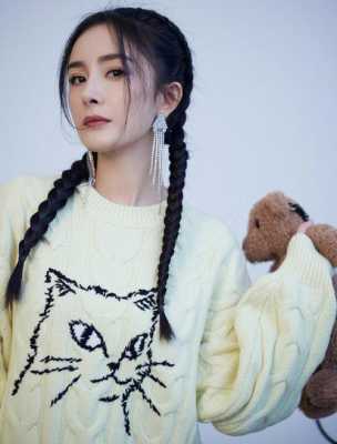 杨幂花瓣头是怎么梳的（杨幂梳麻花辫亮相）