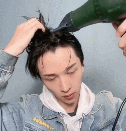 吹风机怎么吹头发蓬松（吹风机怎么吹头发蓬松男）