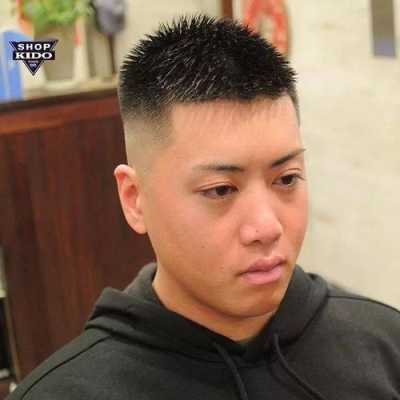 发型男流行什么发型（2000年代男生流行发型）